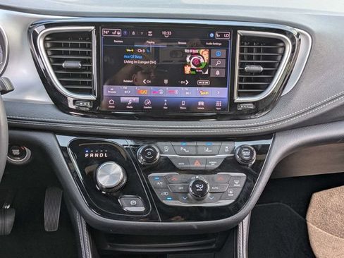 Used 2025 Chrysler Pacifica Limited FWD image 17