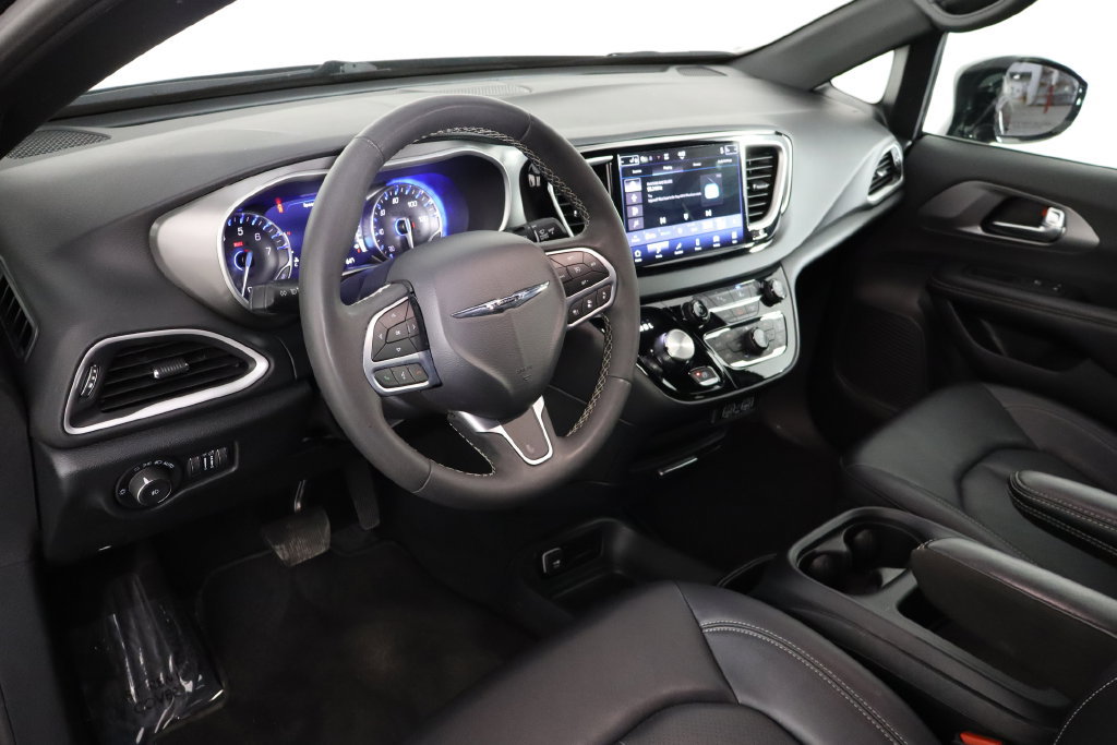 Used 2025 Chrysler Pacifica Select FWD image 27