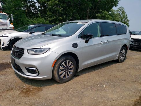 Used 2024 Chrysler Pacifica Limited FWD image 2