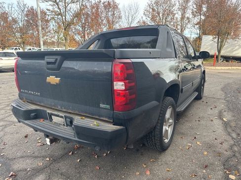 Used 2011 Chevrolet Avalanche LT w/ Luxury Package image 5