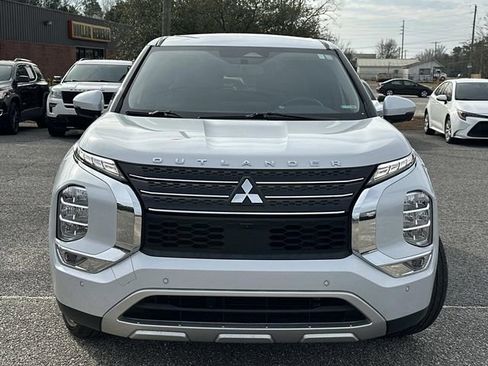 Used 2023 Mitsubishi Outlander SE image 2
