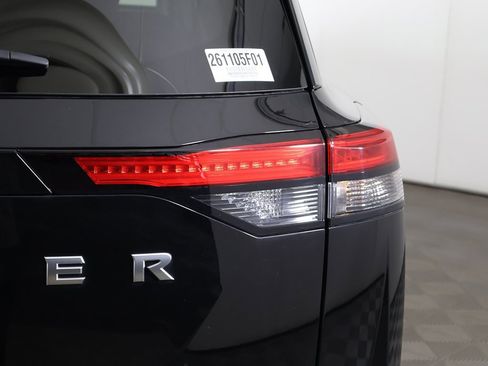 Used 2024 Nissan Pathfinder S image 14