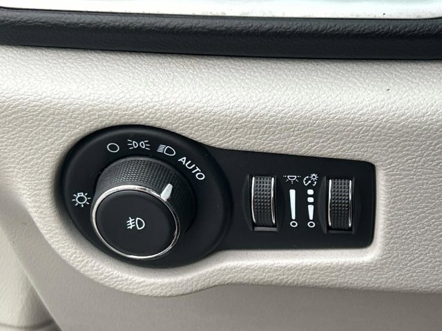 Used 2022 Chrysler Pacifica Touring-L FWD image 28