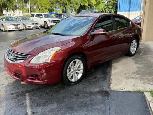 Used 2010 Nissan Altima 3.5 SR FWD image 3