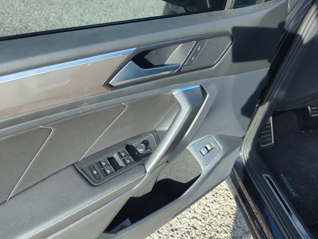 Certified 2023 Volkswagen Tiguan SE R-Line FWD image 19