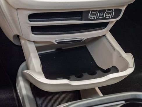 Used 2024 Chrysler Pacifica Touring-L FWD image 23