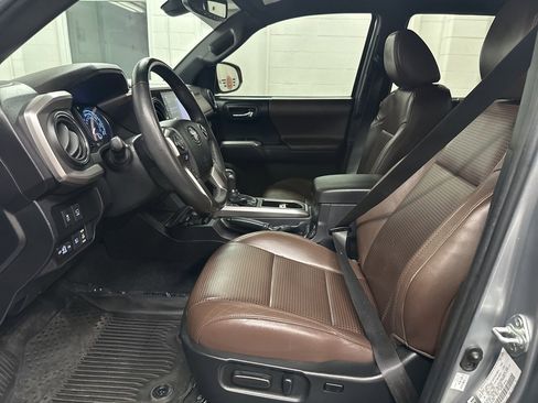 Used 2022 Toyota Tacoma Limited image 19