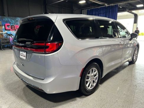 Used 2024 Chrysler Pacifica Touring-L image 5