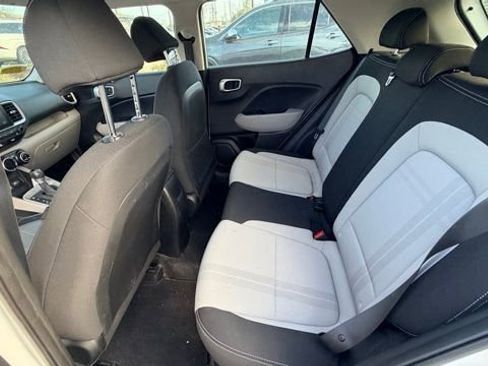 Used 2022 Hyundai Venue SEL image 9