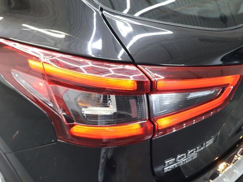 Used 2021 Nissan Rogue Sport SV AWD/4WD image 30