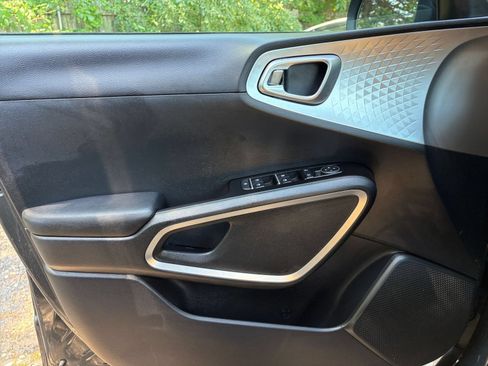 Used 2025 Kia Soul LX w/ LX Technology Package FWD image 18