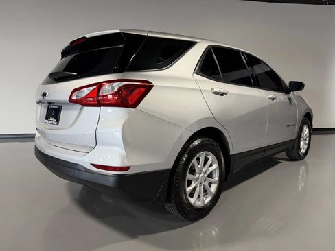 Used 2019 Chevrolet Equinox LS FWD image 4