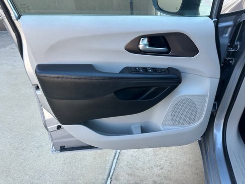 Used 2017 Chrysler Pacifica Touring image 9