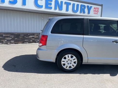 Used 2019 Dodge Grand Caravan SE FWD image 12