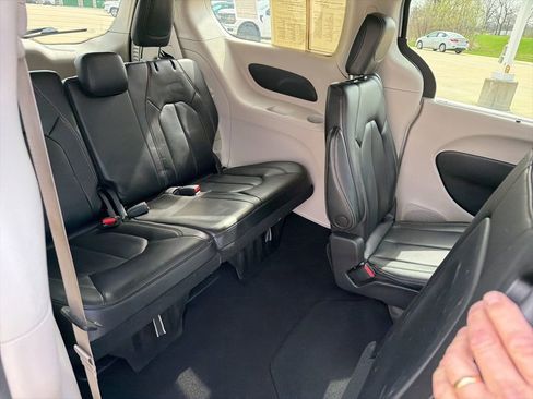 Used 2023 Chrysler Pacifica Touring-L FWD image 21
