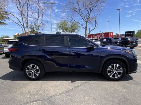 Used 2023 Toyota Highlander XLE FWD image 2