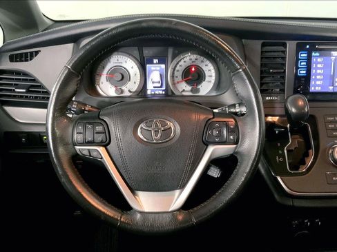 Used 2017 Toyota Sienna SE w/ SE Preferred Package FWD image 5