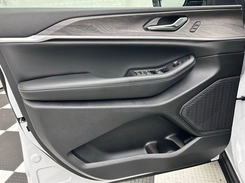 New 2025 Jeep Grand Cherokee L Limited image 10