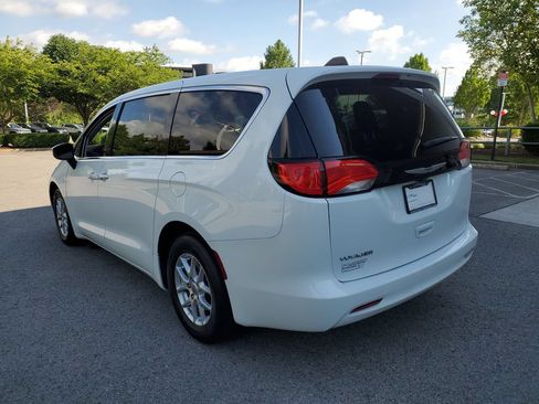 Used 2023 Chrysler Voyager LX FWD image 3