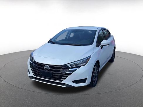 Used 2025 Nissan Versa SV image 4