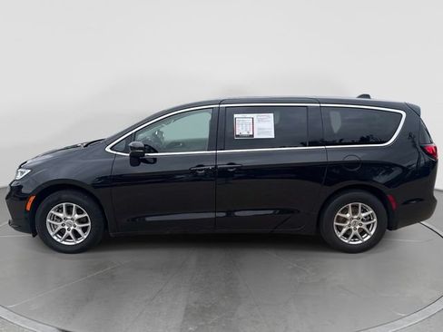Used 2023 Chrysler Pacifica Touring-L FWD image 5