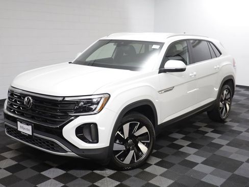 Used 2025 Volkswagen Atlas Cross Sport SE AWD/4WD image 2