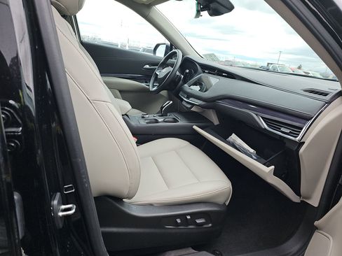 Used 2023 Cadillac XT4 Luxury w/ Cold Weather Package image 8