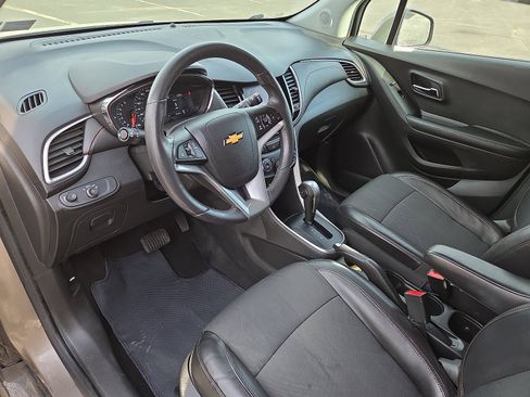 Used 2022 Chevrolet Trax LT w/ LT Convenience Package image 15