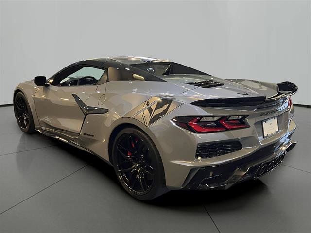 Used 2024 Chevrolet Corvette Z06 RWD image 3