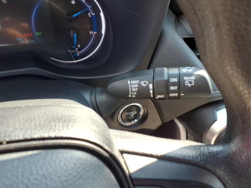 Used 2025 Toyota RAV4 XLE AWD/4WD image 22