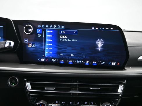 Used 2025 Chevrolet Traverse LT FWD image 16