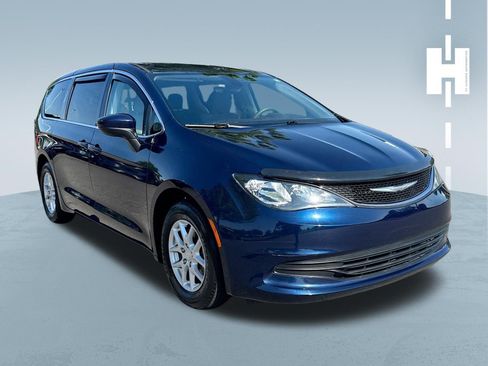 Used 2017 Chrysler Pacifica Touring FWD image 1