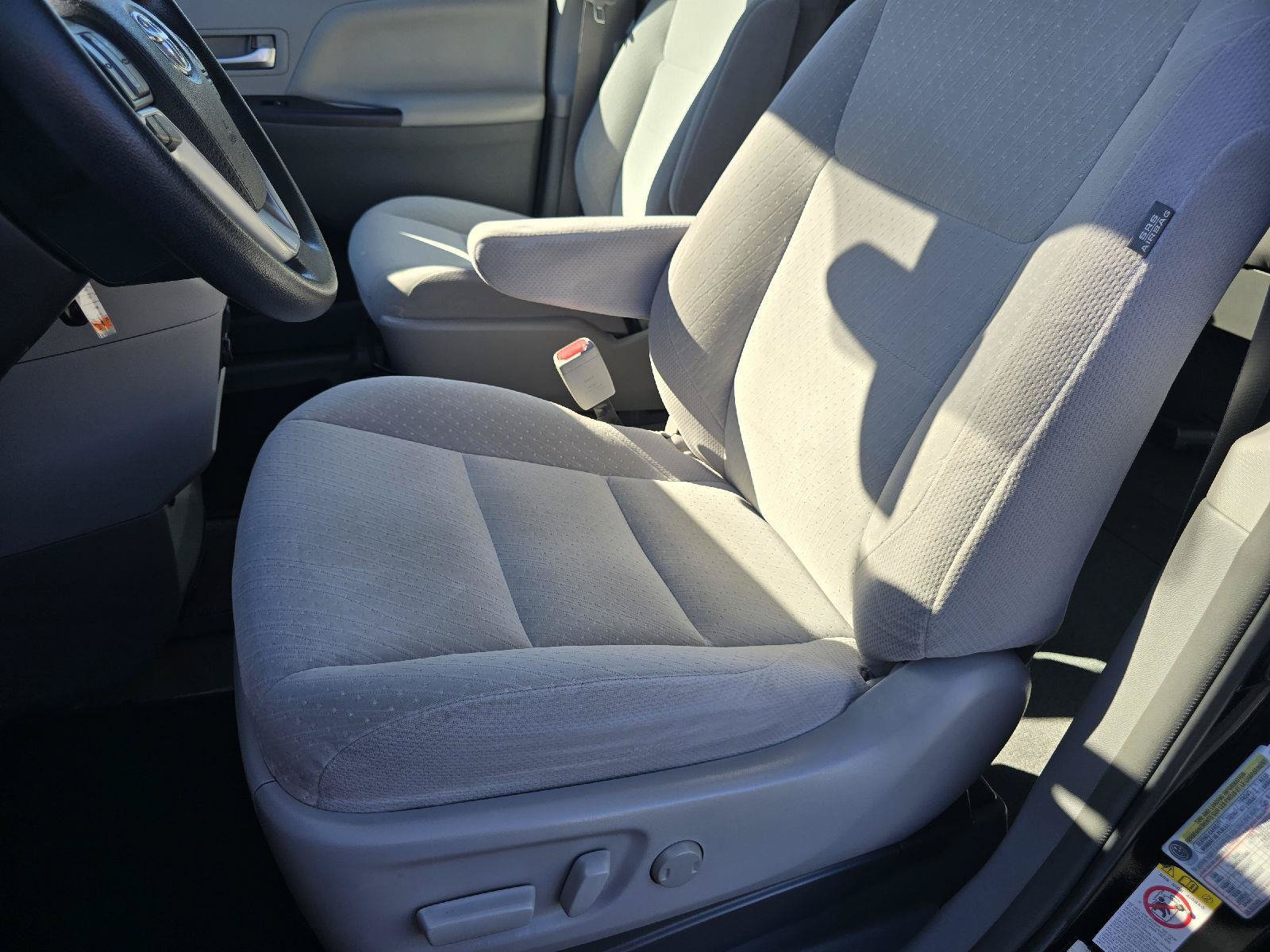 Used 2018 Toyota Sienna LE FWD image 21