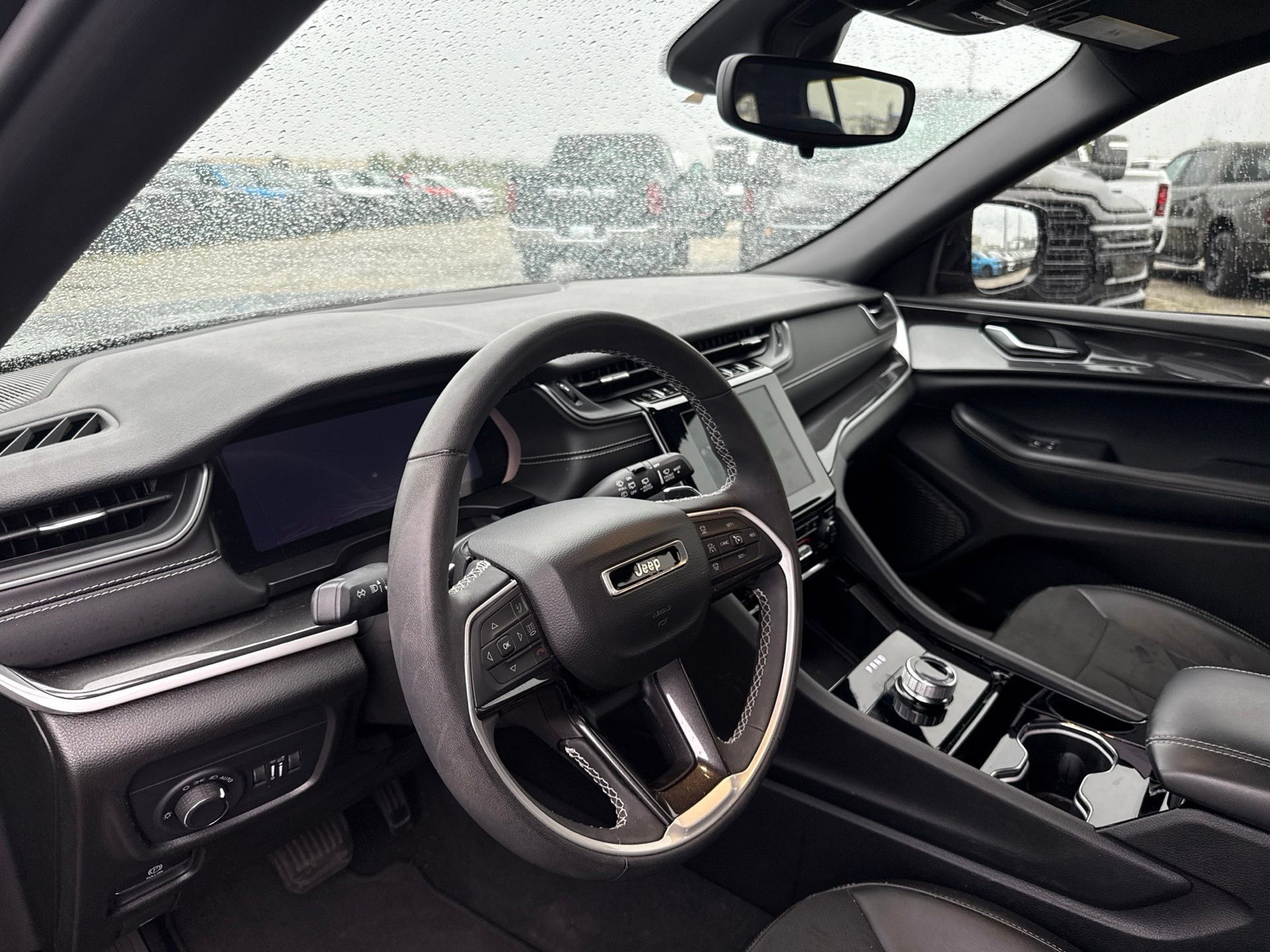 Used 2023 Jeep Grand Cherokee Altitude AWD/4WD image 10
