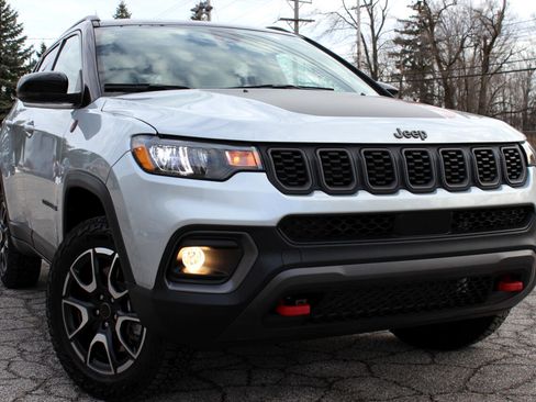 Used 2025 Jeep Compass Trailhawk image 2