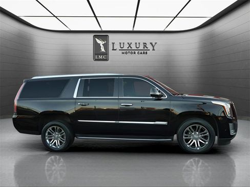 Used 2020 Cadillac Escalade ESV 4WD image 2