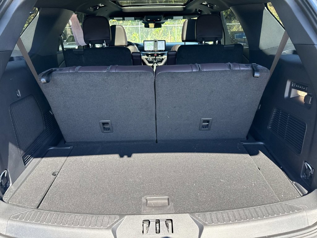 Used 2025 Ford Explorer Platinum RWD image 13