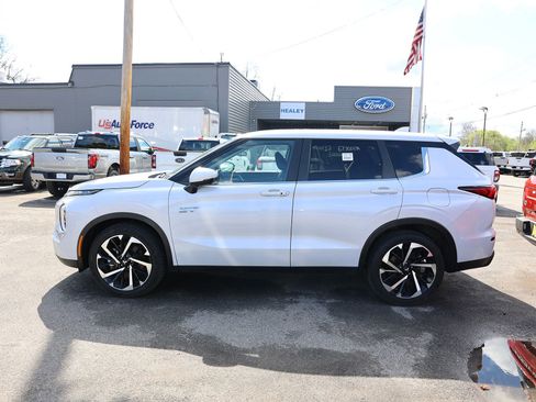 Used 2024 Mitsubishi Outlander 4WD Plug-In Hybrid image 4