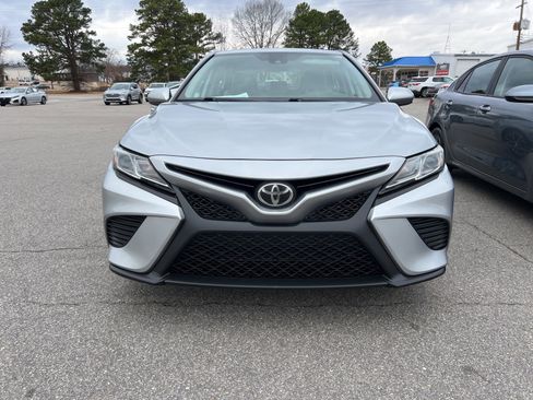 Used 2020 Toyota Camry SE image 2