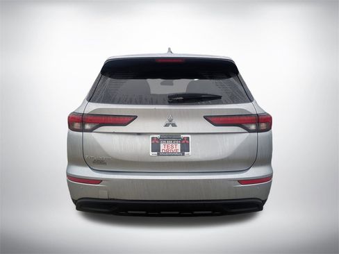Used 2024 Mitsubishi Outlander ES image 4