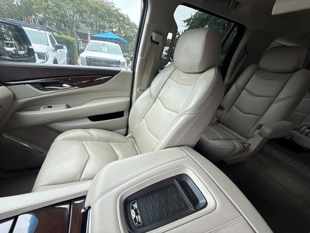 Used 2017 Cadillac Escalade Luxury AWD/4WD image 19