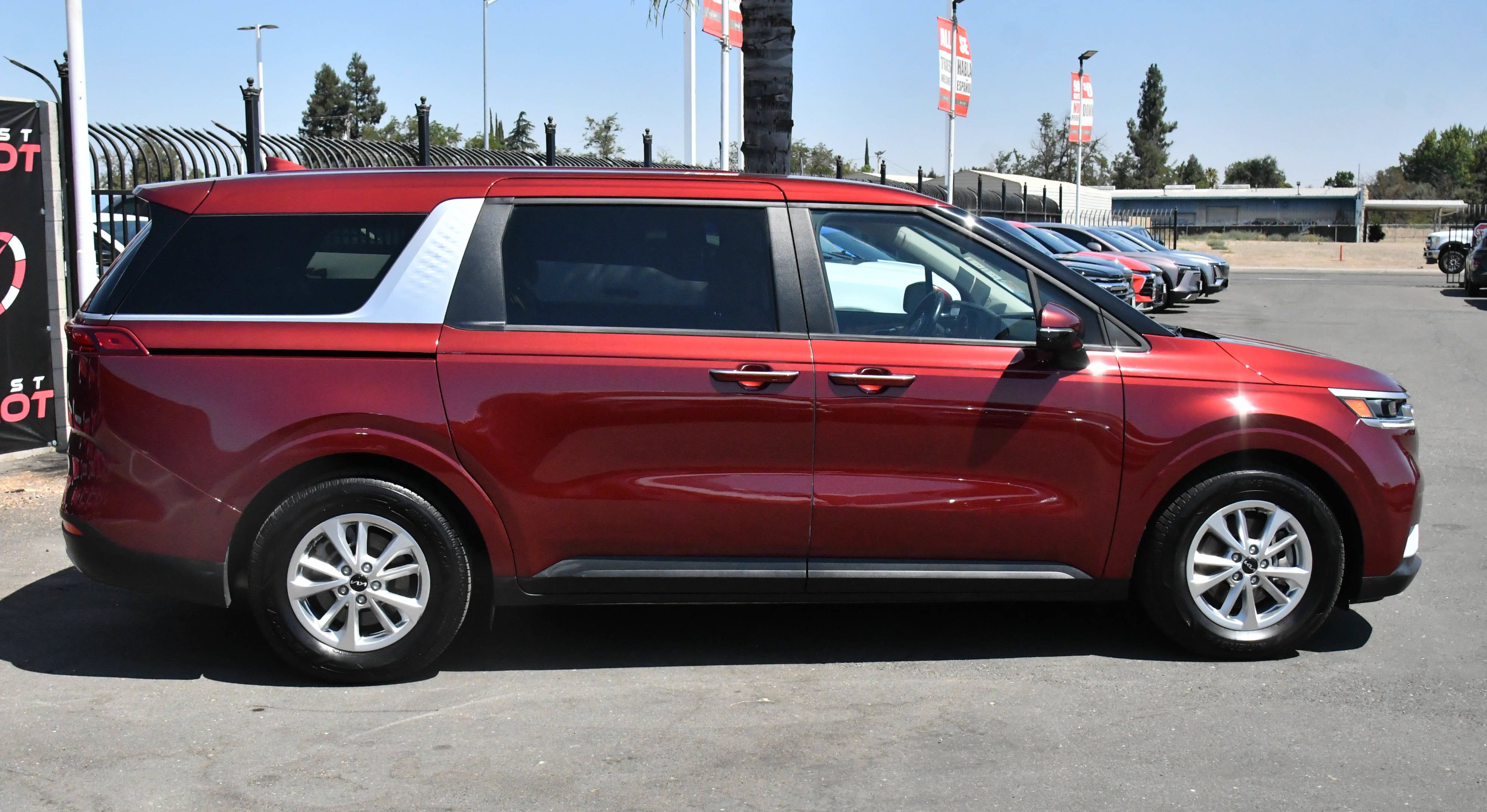 Used 2022 Kia Carnival LX FWD image 9