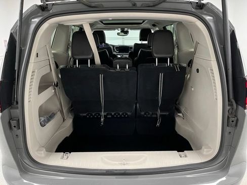 Used 2023 Chrysler Pacifica Limited FWD image 46