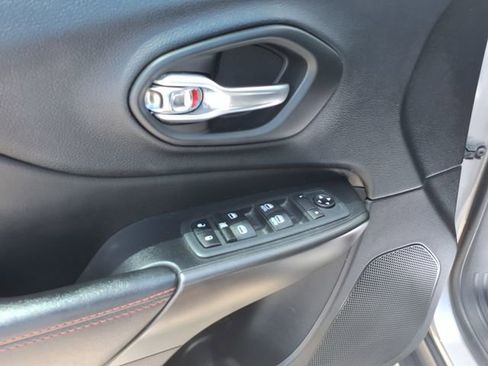 Used 2020 Jeep Cherokee Trailhawk AWD/4WD image 29