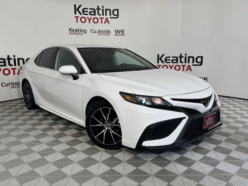 Used 2023 Toyota Camry SE FWD image 3