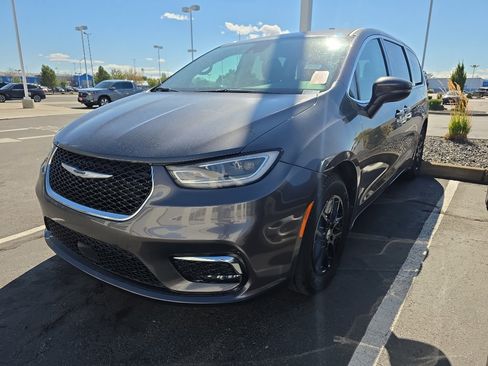 Used 2023 Chrysler Pacifica Touring-L FWD image 1