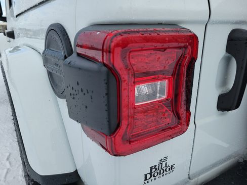 Used 2022 Jeep Wrangler Unlimited Sahara image 11