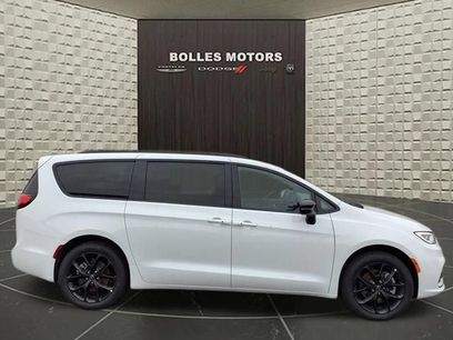 New 2026 Chrysler Pacifica Select w/ S Appearance Package