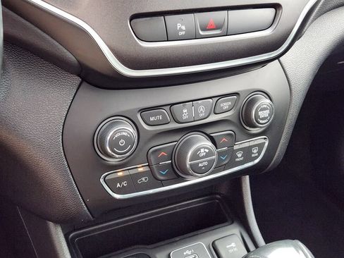Used 2020 Jeep Cherokee Trailhawk w/ Cold Weather Group AWD/4WD image 24