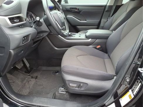 Used 2024 Toyota Highlander LE FWD image 20